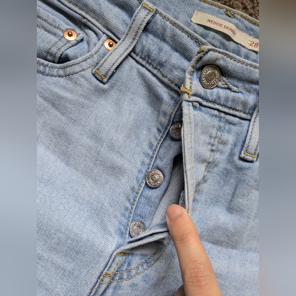 Levi's Wedgie Skinny 💙 - Picture 5 of 9